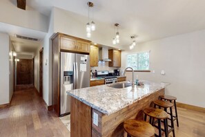 Refrigerador, microondas, horno, placa de cocina