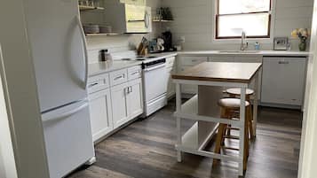 Een koelkast, een magnetron, een oven, een kookplaat