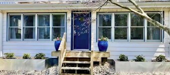 Modern Farmhouse, Sleeps 8, North of St. Joseph
