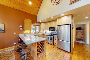 Frigorifero, microonde, forno, piano cottura