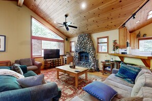 Fernseher, Kamin, DVD-Player, Stereoanlage