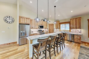 冷蔵庫、電子レンジ、オーブン、コンロ