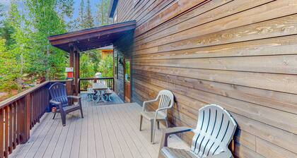 Quiet Cottage with Deck & Firepit - Near Skiing, Golf, Park & Water Sports