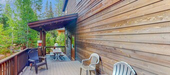 Quiet Cottage with Deck & Firepit - Near Skiing, Golf, Park & Water Sports