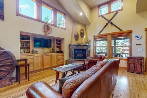 Quiet Cottage with Deck & Firepit - Near Skiing, Golf, Park & Water Sports