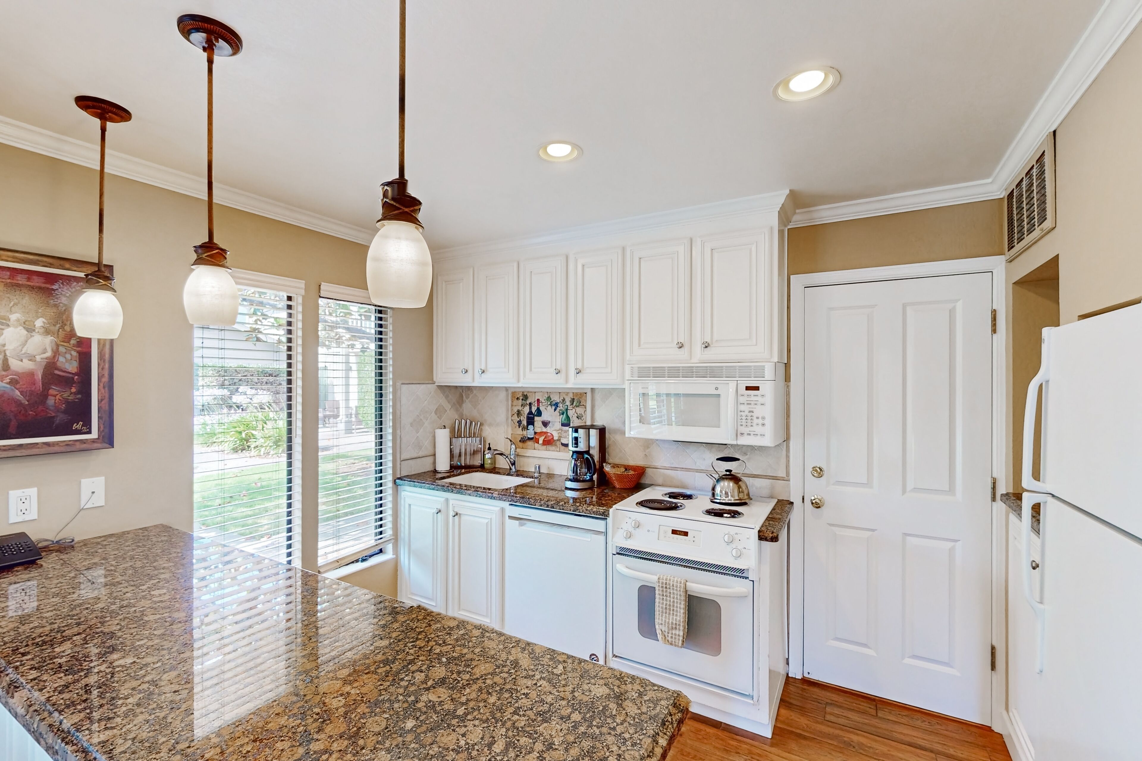 Kylskåp, mikrovågsugn, ugn och diskmaskin