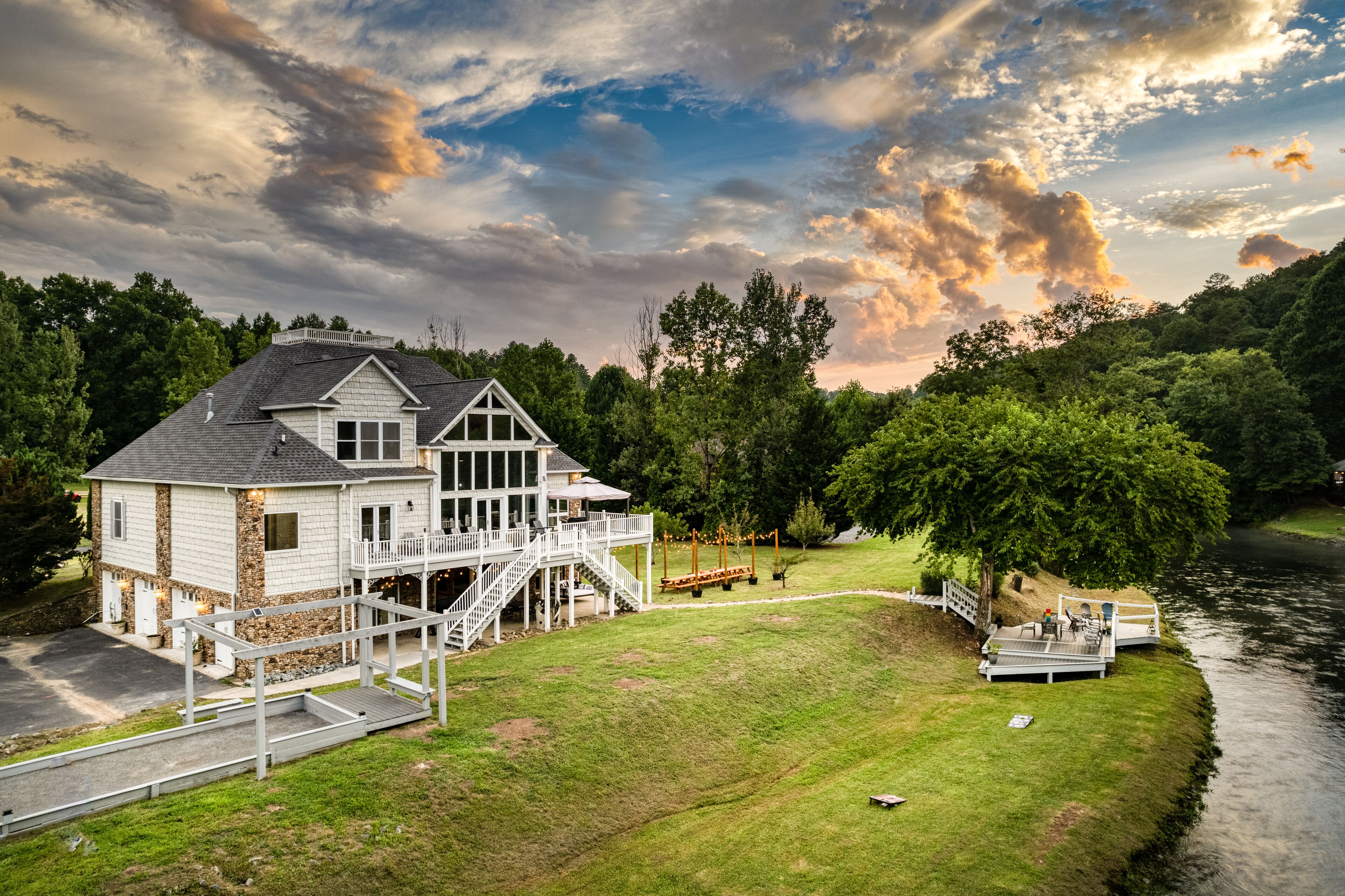 Luxury Toccoa Riverfront, theatre, pool table, hot tub, 6 king beds, sleeps 18