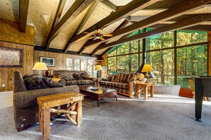 Televisión, chimenea, reproductor de DVD y futbolito 