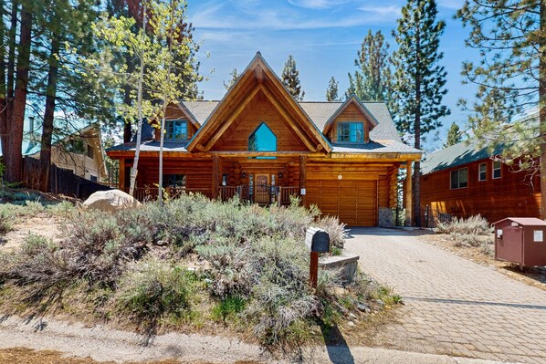Exterior - Handmade custom log home backing US forest land - near to Heavenly (South Lake Tahoe)