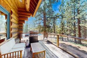 Property grounds - Handmade custom log home backing US forest land - near to Heavenly (South Lake Tahoe)
