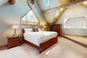 4 bedrooms, iron/ironing board, internet, bed sheets - Handmade custom log home backing US forest land - near to Heavenly (South Lake Tahoe)