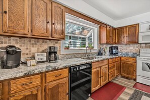 Køleskab, mikrobølgeovn, ovn, kogeplade