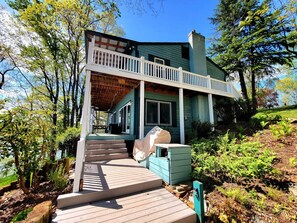 Exterior - Grotto -Beautiful tiered yard with several seating areas and swing over looking the lake and Halesford Bridge (Moneta)