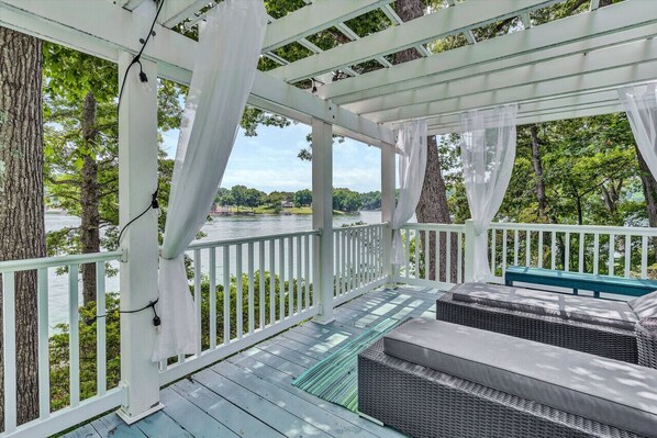 Terrace/patio - Grotto -Beautiful tiered yard with several seating areas and swing over looking the lake and Halesford Bridge (Moneta)