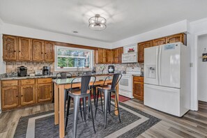 Fridge, microwave, oven, stovetop - Grotto -Beautiful tiered yard with several seating areas and swing over looking the lake and Halesford Bridge (Moneta)