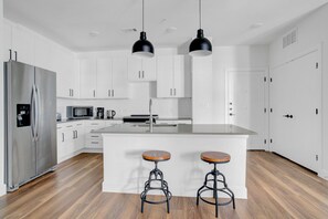 Fridge, microwave, oven, stovetop - Roomy East Austin 2BR w/ Gym, Pool & W/D, nr shops, by Blueground (Austin)