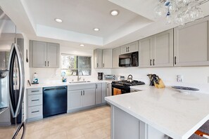 Kjøleskap, mikrobølgeovn, ovn og kaffetrakter/tekoker