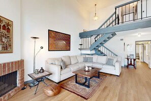 TV, DVD-spiller, bøker og stereoanlegg