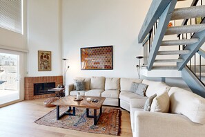 Televisión, reproductor de DVD, libros y estéreo 