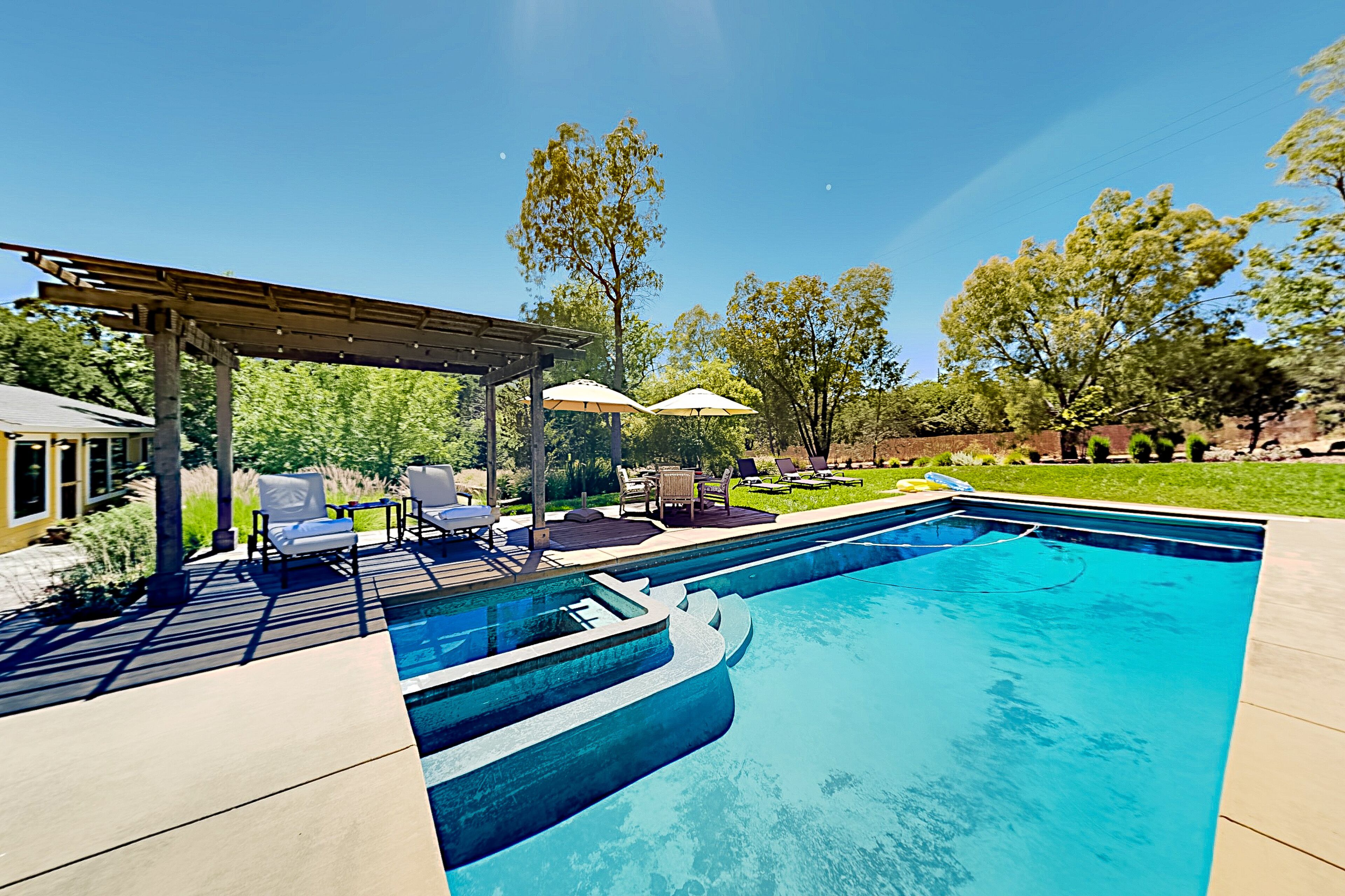 5-Acre wine country paradise with private pool, spa & bocce ball