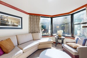 Televisión y chimenea 