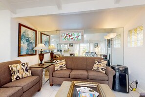 TV, fireplace, books - Quaint cottage with patio & balcony - short walk to Corona del Mar Beach (Corona Del Mar)