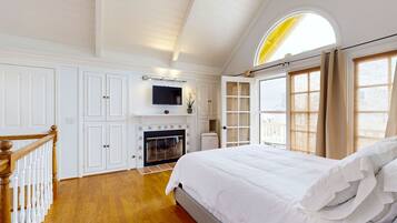 2 bedrooms, desk, WiFi, bed sheets