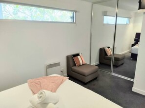 1 Schlafzimmer, Schreibtisch, Bügeleisen/Bügelbrett, Reisekinderbett