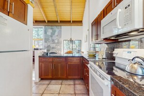 ثلاجة، ميكروويف، فرن، موقد طهي مسطح