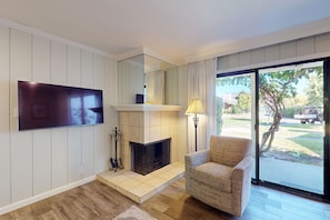 Televisión y chimenea