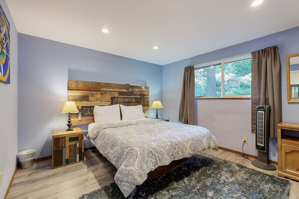 2 bedrooms, iron/ironing board, internet, bed sheets