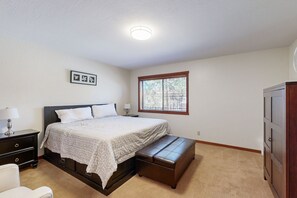 4 bedrooms, WiFi, bed sheets - Amazing Dollar Point Retreat | 2 Suites & Fireplace | 2 Decks, HVAC, & Grill (Tahoe City)