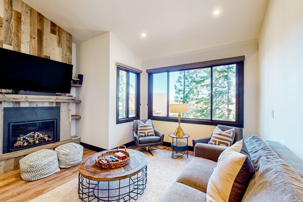 Televisión, chimenea, futbolito y tenis de mesa 