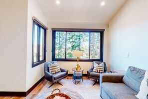 Televisión, chimenea, futbolito y tenis de mesa 