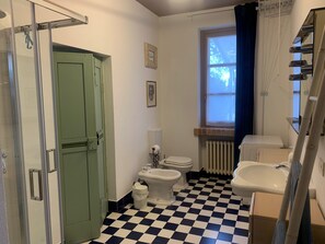 Douche, sèche-cheveux, serviettes fournies