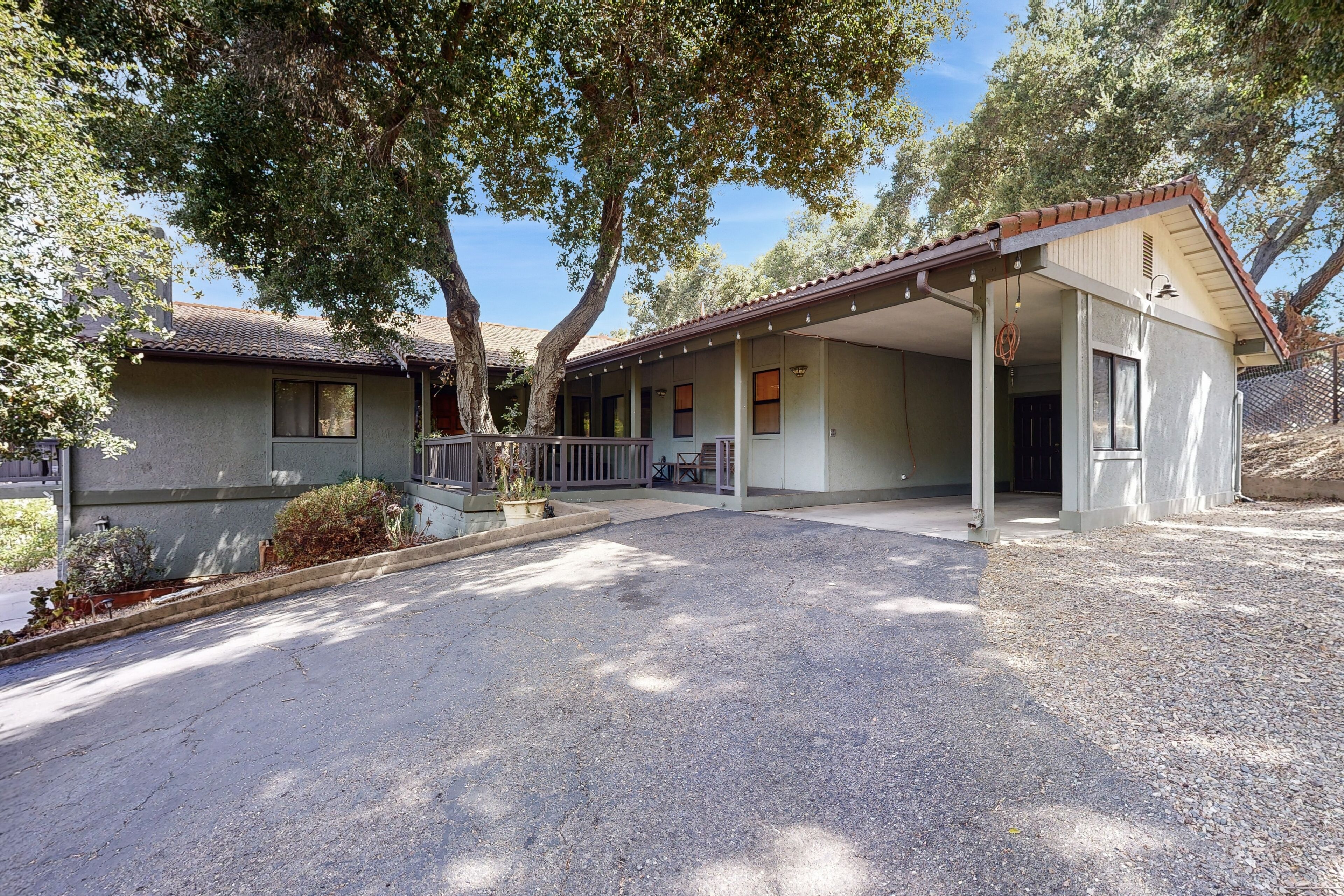 Large home in Wine Country with private hot tub, firepit, grill, spacious deck