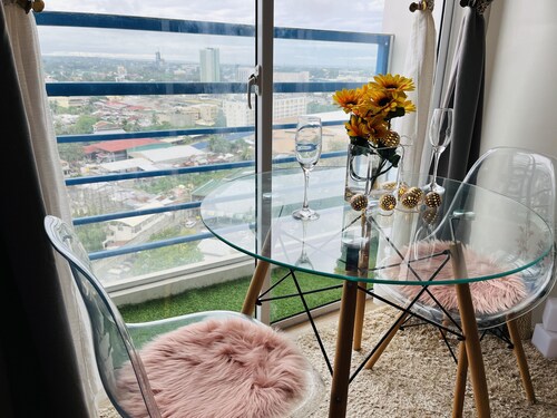 Bright Studio Sleeps 3 with Parking and City view