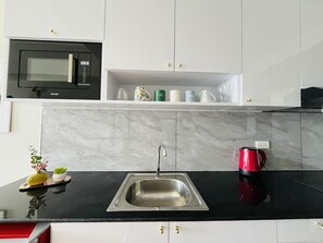 Fridge, microwave, oven, stovetop - Bright Studio Sleeps 3 with Parking and City view (Cagayan de Oro)