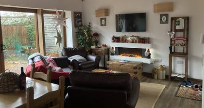 1 Bed Flat - Sleeps 4 - Garden - Parking - Wifi