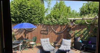 1 Bed Flat - Sleeps 4 - Garden - Parking - Wifi