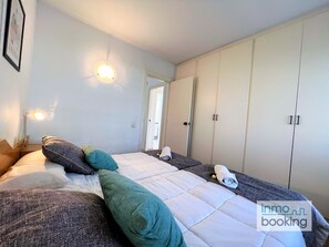 2 bedrooms, iron/ironing board, bed sheets