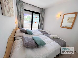 2 habitaciones, tabla de planchar con plancha y ropa de cama 