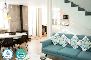 电视、壁炉、立体声音响