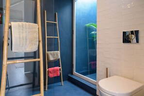 Bathtub, hair dryer, towels