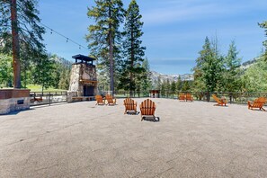 Terrace/patio - Everline Resort & Spa - ski-in/ski-out escape with pools, gym, ice rink & tennis (Olympic Valley)