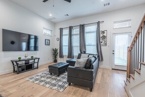 Smart TV, books - LUXURY KING BED Suite, Free parking, near D/town, med ctr (Houston)