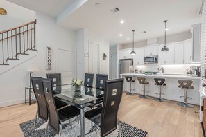 Dining - LUXURY KING BED Suite, Free parking, near D/town, med ctr (Houston)