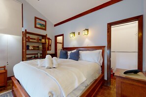 5 bedrooms, desk, Internet, bed sheets - Highest House in Highland Park | Private Hot Tub, Office & Chefs Kitchen (Los Angeles)