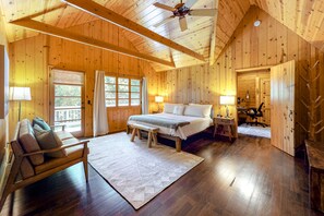 4 bedrooms, desk, travel crib, WiFi