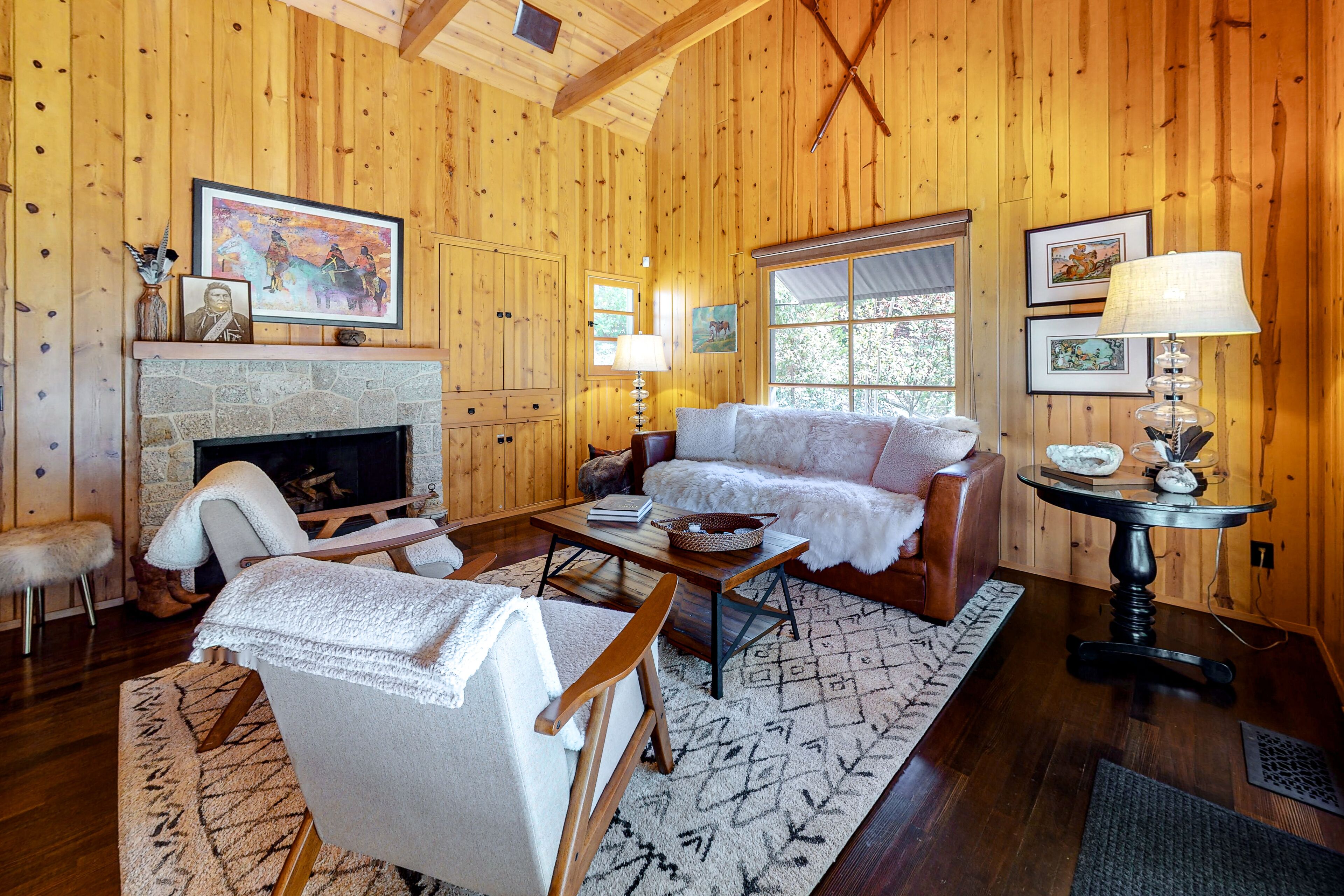 Private & luxurious escape w/outdoor lounge & office - walk to shops and dining